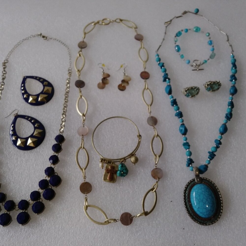 Fashion jewelry 8 pieces lot necklaces, bracelets, earrings.